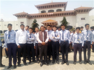 Parliamentary Building for direct view of the federal parliament meeting Class 10 and 9 students in New Banenworor